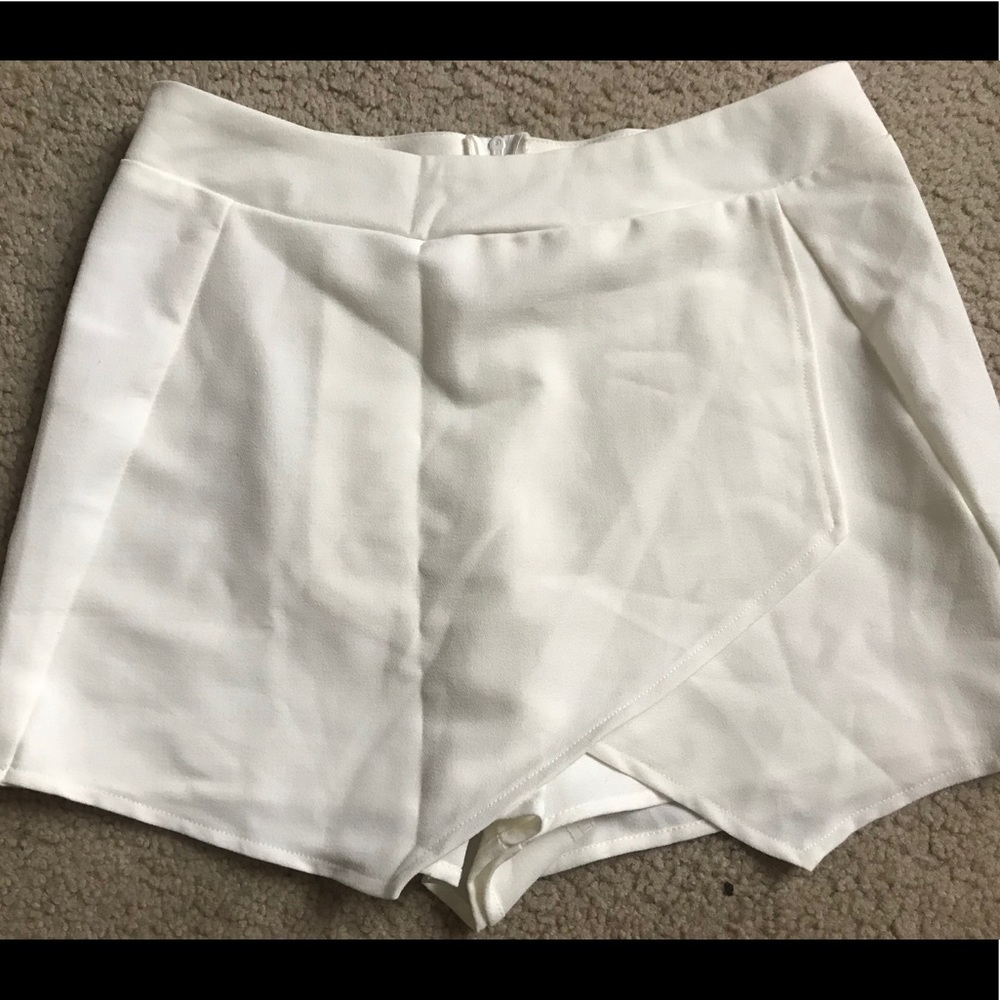 White fitted high-wasted skort